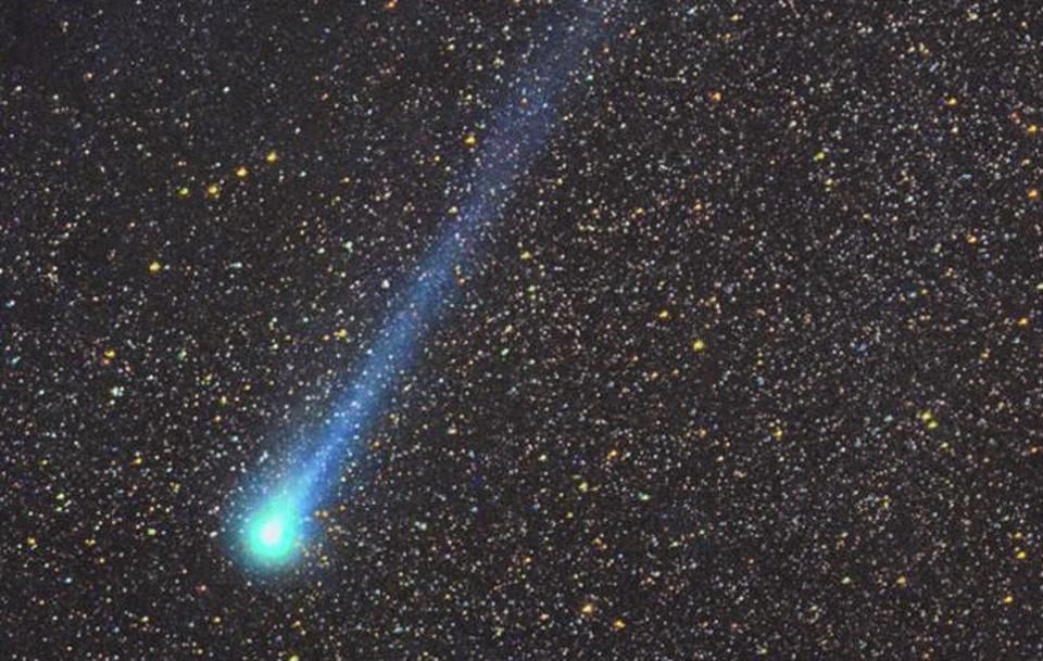 Кометата, която поражда метеорния дъжд Персеиди. Комета Суифт-Тътл, е снимана при навлизане  във вътрешната Слънчева система през 1992 г. Тази комета също показва грандиозна зелена кома.